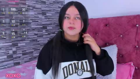 Snapshot of skyhotgirl chatting on 03.04.25 Sky online show from 03.04.25