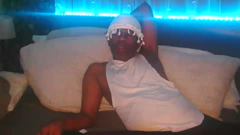 Snapshot of skyonetoo3 chatting on 12.16.25 skyonetoo3 online show from 12.16.25