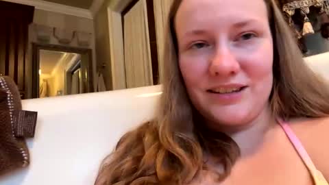 Snapshot of skywinters chatting on 01.04.25 Sky Winters online show from 01.04.25