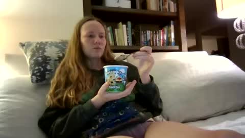 Snapshot of skywinters chatting on 09.21.25 Sky Winters online show from 09.21.25