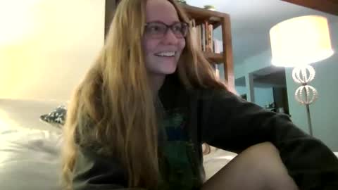Snapshot of skywinters chatting on 09.27.25 Sky Winters online show from 09.27.25