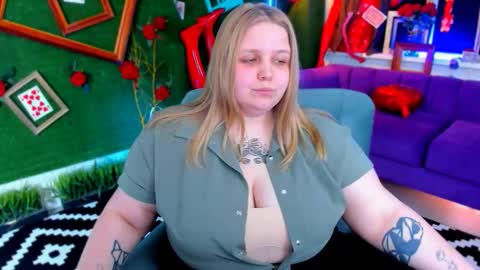 Snapshot of sladadeew chatting on 02.25.26 Slada Deew online show from 02.25.26