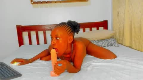 Snapshot of sluttysam_ chatting on 10.23.25 Sexyslutt online show from 10.23.25