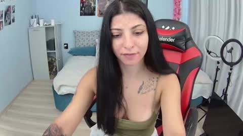 small_horny_girl online show from 10.10.25