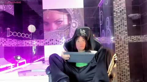 Small Hot19 online show from 05.25.26