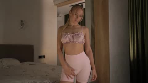 Snapshot of snow_is_falling chatting on 10.25.25 Candice Snow online show from 10.25.25