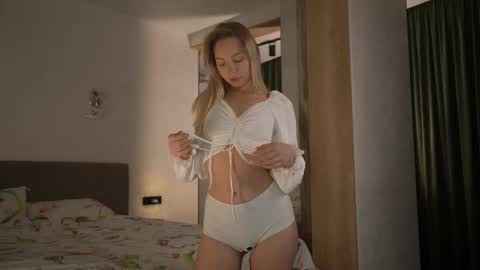 Snapshot of snow_is_falling chatting on 11.21.25 Candice Snow online show from 11.21.25