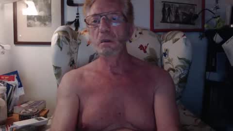 Snapshot of so_erotic_sub chatting on 10.22.25 ImYourBitch online show from 10.22.25