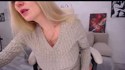Snapshot of so_sexy_monna chatting on 01.08.25 Monna online show from 01.08.25