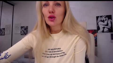 Snapshot of so_sexy_monna chatting on 01.15.25 Monna online show from 01.15.25