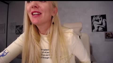 Snapshot of so_sexy_monna chatting on 02.22.25 Monna online show from 02.22.25