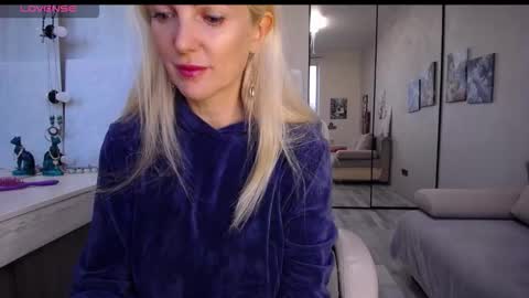Snapshot of so_sexy_monna chatting on 10.02.25 Monna online show from 10.02.25