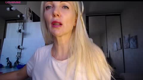 Snapshot of so_sexy_monna chatting on 10.04.25 Monna online show from 10.04.25