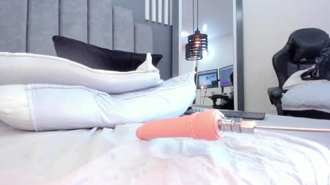 Snapshot of sofi_ramosx chatting on 12.15.24 valen online show from 12.15.24