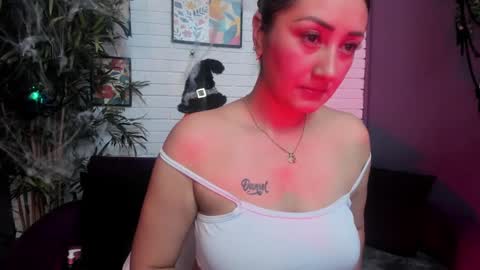 Snapshot of sofia__stk chatting on 10.30.25 sofi online show from 10.30.25