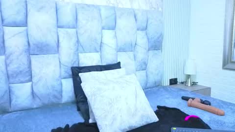 sofia gutierrez   online show from 11.21.25