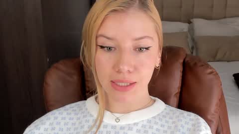 Snapshot of sofia_woodss chatting on 12.13.24 Sofia online show from 12.13.24