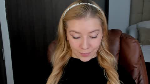 Snapshot of sofia_woodss chatting on 12.19.24 Sofia online show from 12.19.24