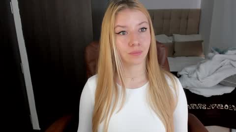 Snapshot of sofia_woodss chatting on 12.27.24 Sofia online show from 12.27.24