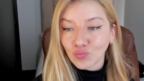 Snapshot of sofia_woodss chatting on 12.29.24 Sofia online show from 12.29.24