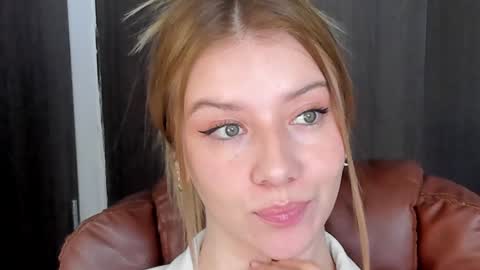 Snapshot of sofia_woodss chatting on 01.28.25 Sofia online show from 01.28.25