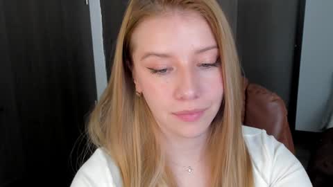 Snapshot of sofia_woodss chatting on 01.28.25 Sofia online show from 01.28.25