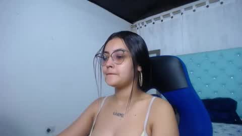 Snapshot of sofiaasexy19 chatting on 10.16.25 Sofia online show from 10.16.25