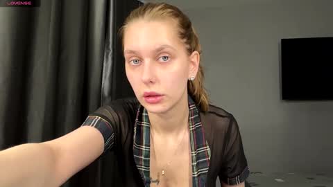 Hi My name is Sofia Welcome to my room Please thumbs up - its important online show from 01.11.26