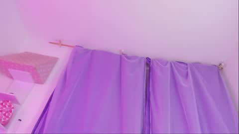 Snapshot of sofiaquiin15 chatting on 11.28.25 Sofia online show from 11.28.25