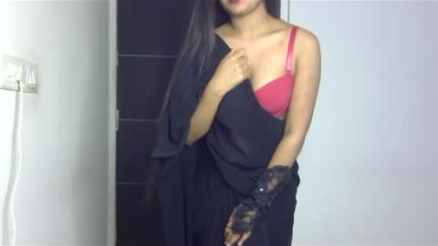 Snapshot of sofie_diva chatting on 02.02.25 divya online show from 02.02.25