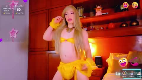 Snapshot of sofiiboniita_ chatting on 10.30.25 Sofa bonita online show from 10.30.25