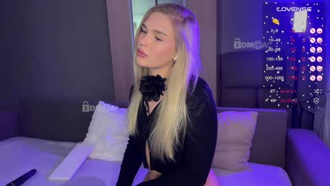 Snapshot of sofivolkova chatting on 01.28.25 Sofia online show from 01.28.25