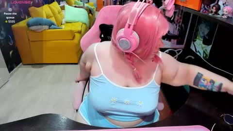 Snapshot of softie_sofy chatting on 05.18.26 Sofie online show from 05.18.26