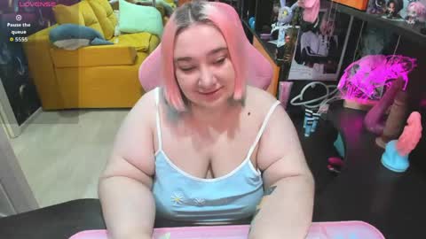 Snapshot of softie_sofy chatting on 05.19.26 Sofie online show from 05.19.26