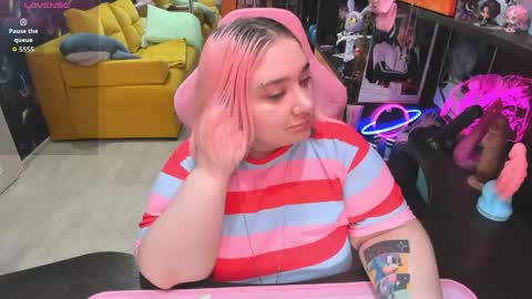 Snapshot of softie_sofy chatting on 05.20.26 Sofie online show from 05.20.26