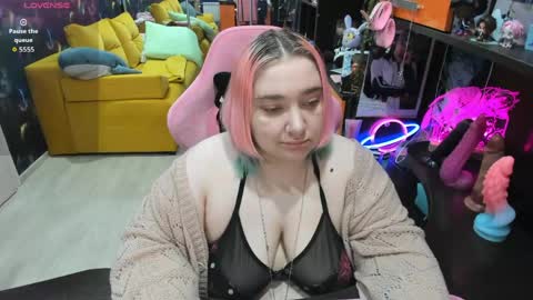 Snapshot of softie_sofy chatting on 05.22.26 Sofie online show from 05.22.26