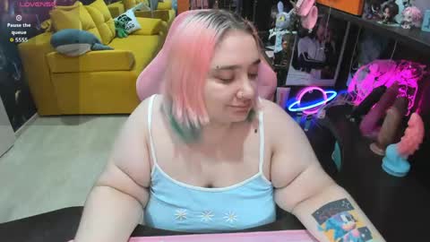 Snapshot of softie_sofy chatting on 05.26.26 Sofie online show from 05.26.26
