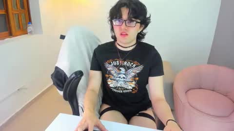 Snapshot of sohokat_doll chatting on 09.25.25 Sohokat Doll online show from 09.25.25