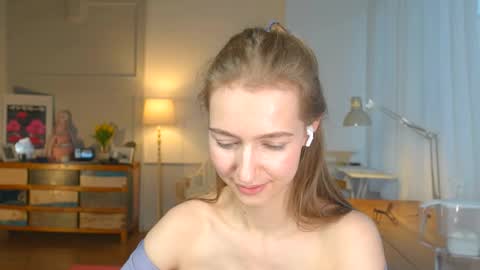 Snapshot of solar_bella chatting on 01.30.25 Bella online show from 01.30.25