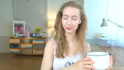 Snapshot of solar_bella chatting on 02.01.25 Bella online show from 02.01.25