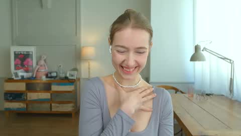 Snapshot of solar_bella chatting on 02.09.25 Bella online show from 02.09.25