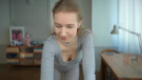 Snapshot of solar_bella chatting on 02.19.25 Bella online show from 02.19.25