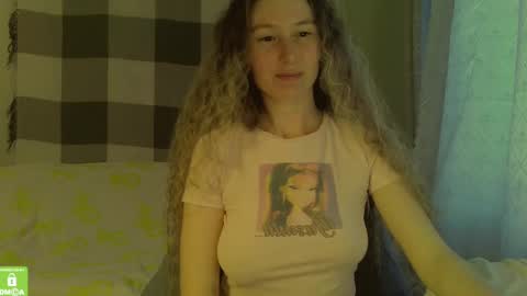 Snapshot of song_to_the_siren chatting on 12.12.24 Mary online show from 12.12.24