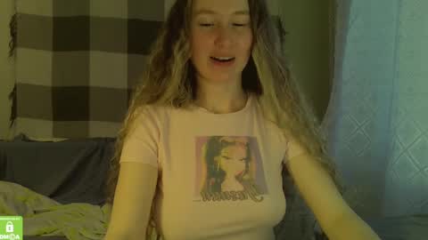 Snapshot of song_to_the_siren chatting on 12.20.24 Mary online show from 12.20.24