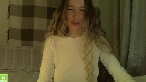 Snapshot of song_to_the_siren chatting on 01.10.25 Mary online show from 01.10.25