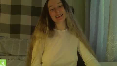 Snapshot of song_to_the_siren chatting on 01.11.25 Mary online show from 01.11.25