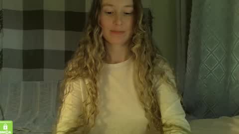 Snapshot of song_to_the_siren chatting on 01.20.25 Mary online show from 01.20.25