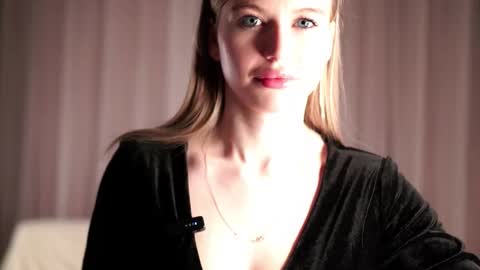 Snapshot of soomento chatting on 12.16.25 Mona Wice online show from 12.16.25