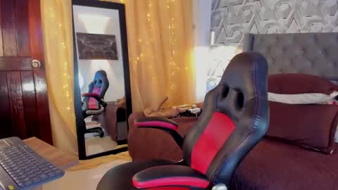 Snapshot of sophi_01 chatting on 09.18.25 sophie online show from 09.18.25