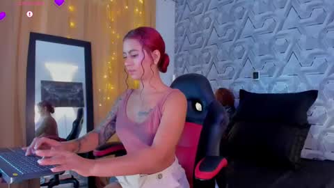 Snapshot of sophi_01 chatting on 10.28.25 sophie online show from 10.28.25